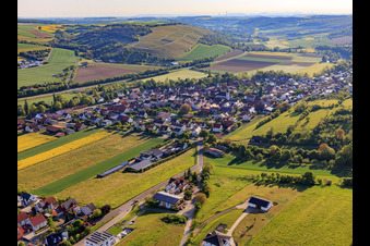 Vue aérienne de Vue du village dans le charmant Taubertal depuis le sud-ouest le matin à Tauberrettersheim dans le département Bavière, Allemagne