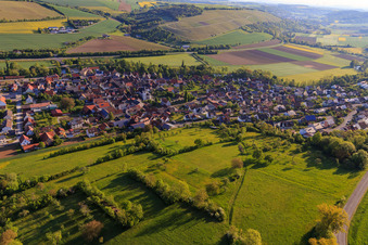 Vue aérienne de Vue du village dans le charmant Taubertal depuis le sud-ouest le matin à Tauberrettersheim dans le département Bavière, Allemagne