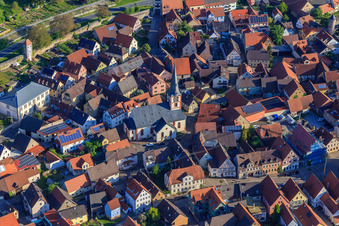 Vue aérienne de L'église Saint-Kilian au centre du village à Röttingen dans le département Bavière, Allemagne