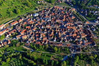 Vue aérienne de Remparts, vieille ville et place du marché vus du sud à Röttingen dans le département Bavière, Allemagne