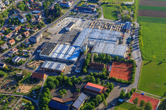 Vue aérienne de Eibe Produktion + Vertrieb GmbH & Co.KG, pompiers volontaires Röttingen et court de tennis du TC-RW Röttingen eV à Röttingen dans le département Bavière, Allemagne