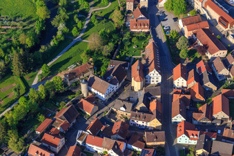 Vue aérienne de Abbaye Julius Echter et tour du moulin sur les remparts de la ville à Röttingen dans le département Bavière, Allemagne