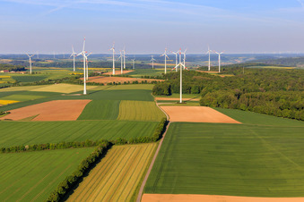 Vue aérienne de Éolienne/Parc éolien de Klosterwald à le quartier Niederrimbach in Creglingen dans le département Bade-Wurtemberg, Allemagne