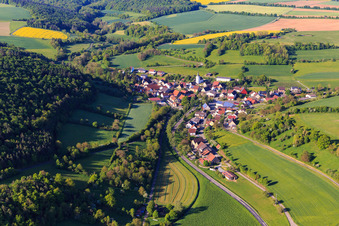 Vue aérienne de Vue du village depuis le nord le matin à le quartier Niederrimbach in Creglingen dans le département Bade-Wurtemberg, Allemagne