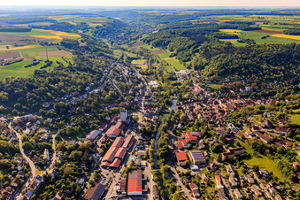 Vue aérienne de Vue de la vallée de la Tauber depuis le nord-ouest le matin à Creglingen dans le département Bade-Wurtemberg, Allemagne