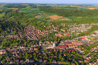 Vue aérienne de Vue d'ensemble de la vallée de la Tauber depuis le nord-est le matin à Creglingen dans le département Bade-Wurtemberg, Allemagne