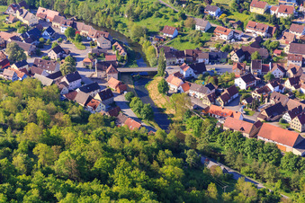 Vue aérienne de Pont de la Tauber le matin depuis le nord-ouest à le quartier Archshofen in Creglingen dans le département Bade-Wurtemberg, Allemagne