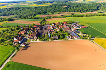Photographie aérienne de Quartier d'Erdbach avec l'élevage de chevaux et le centre équestre Ponyhof Erdbach Fjord à le quartier Schön in Creglingen dans le département Bade-Wurtemberg, Allemagne