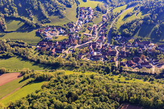 Vue aérienne de Vue du village dans le charmant Taubertal le matin depuis l'ouest à le quartier Tauberscheckenbach in Adelshofen dans le département Bavière, Allemagne