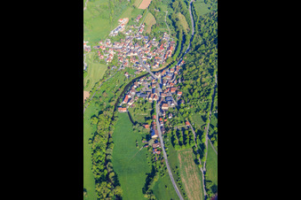 Vue aérienne de Vue du village de la charmante Tauberta le matin depuis le sud-est à le quartier Archshofen in Creglingen dans le département Bade-Wurtemberg, Allemagne