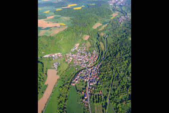 Vue aérienne de Vue du village de la charmante Tauberta le matin depuis le sud-est à le quartier Archshofen in Creglingen dans le département Bade-Wurtemberg, Allemagne