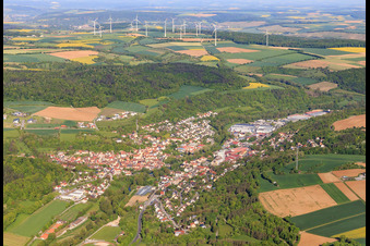 Vue aérienne de Vue d'ensemble du charmant Taubertal le matin depuis le sud-est à Creglingen dans le département Bade-Wurtemberg, Allemagne