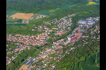 Vue aérienne de Vue d'ensemble du charmant Taubertal le matin depuis le sud-est à Creglingen dans le département Bade-Wurtemberg, Allemagne
