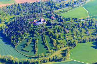 Photographie aérienne de Château de Brauneck avec toit photovoltaïque à le quartier Niedersteinach in Creglingen dans le département Bade-Wurtemberg, Allemagne