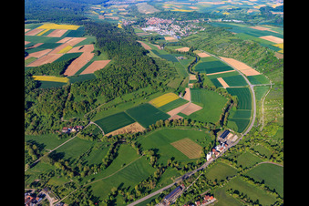 Vue aérienne de Le cours sinueux de la Tauber vers Röttingen à Bieberehren dans le département Bavière, Allemagne