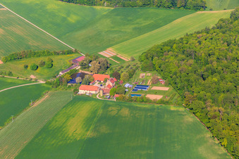 Vue aérienne de Cour Louisgarde Demeter avec étang à le quartier Nassau in Weikersheim dans le département Bade-Wurtemberg, Allemagne