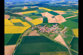 Vue aérienne de Vue d'ensemble du village le matin depuis le sud-est à le quartier Oesfeld in Bütthard dans le département Bavière, Allemagne