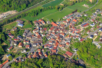 Vue aérienne de Vue du village avec l'église Sainte-Marguerite à le quartier Zimmern in Grünsfeld dans le département Bade-Wurtemberg, Allemagne
