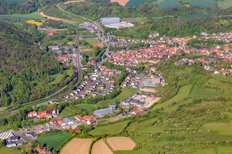 Vue aérienne de Vue d'ensemble de la vallée de la Tauber le matin depuis l'est à Grünsfeld dans le département Bade-Wurtemberg, Allemagne