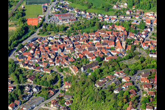 Vue aérienne de Centre-ville avec l'église Saint-Pierre-et-Paul à Grünsfeld dans le département Bade-Wurtemberg, Allemagne