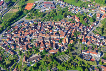 Vue aérienne de Vue d'ensemble de la ville avec l'église Saint-Pierre-et-Paul à Grünsfeld dans le département Bade-Wurtemberg, Allemagne