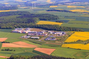 Vue aérienne de Zone industrielle sur l'A81 avec centre de recyclage Tauberbischofsheim A81, Alpha Techno Massagesessel GmbH, Michael Weinig AG et Spedition HEIN GmbH à Tauberbischofsheim dans le département Bade-Wurtemberg, Allemagne