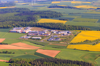 Vue aérienne de Zone industrielle sur l'A81 avec centre de recyclage Tauberbischofsheim A81, Alpha Techno Massagesessel GmbH, Michael Weinig AG et Spedition HEIN GmbH à Tauberbischofsheim dans le département Bade-Wurtemberg, Allemagne