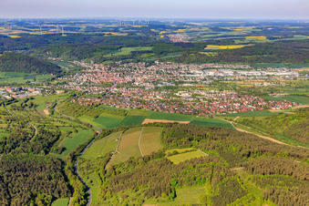 Vue aérienne de Vue de la ville depuis l'est à Tauberbischofsheim dans le département Bade-Wurtemberg, Allemagne