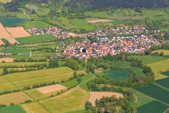 Vue aérienne de Le cours sinueux de la Tauber à le quartier Hochhausen in Tauberbischofsheim dans le département Bade-Wurtemberg, Allemagne