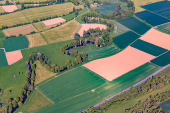 Vue aérienne de Le cours sinueux de la Tauber à Werbach dans le département Bade-Wurtemberg, Allemagne