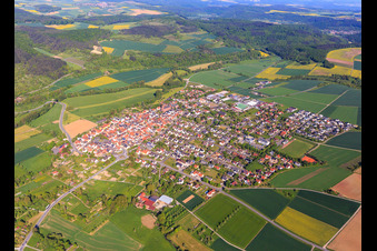 Vue aérienne de Vue de la ville depuis l'ouest à Werbach dans le département Bade-Wurtemberg, Allemagne