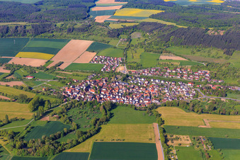 Vue aérienne de Vue d'ensemble de la ville depuis l'ouest à le quartier Hochhausen in Tauberbischofsheim dans le département Bade-Wurtemberg, Allemagne