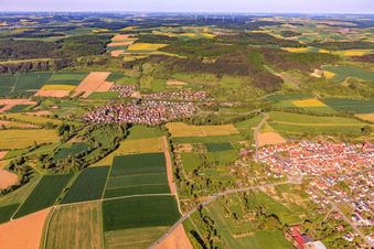 Vue aérienne de Vue de la ville depuis l'ouest à le quartier Hochhausen in Tauberbischofsheim dans le département Bade-Wurtemberg, Allemagne