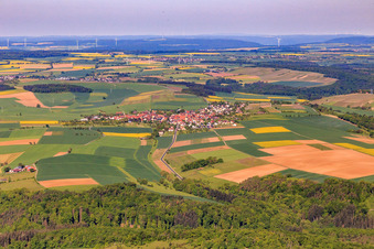 Vue aérienne de Vue du village depuis l'ouest à le quartier Uissigheim in Külsheim dans le département Bade-Wurtemberg, Allemagne