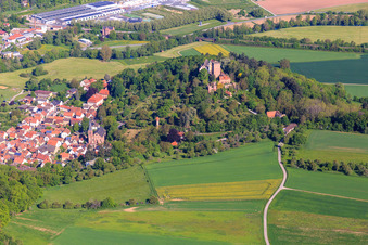 Vue aérienne de Vue de la ville en contrebas du château Gamburg à le quartier Gamburg in Werbach dans le département Bade-Wurtemberg, Allemagne
