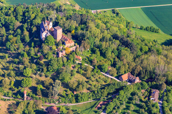 Château et parc du château Gamburg à le quartier Gamburg in Werbach dans le département Bade-Wurtemberg, Allemagne vue d'en haut