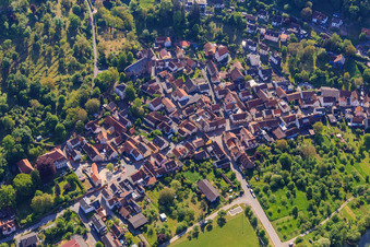 Vue aérienne de Vue du village en contrebas du château du même nom depuis l'ouest à le quartier Gamburg in Werbach dans le département Bade-Wurtemberg, Allemagne
