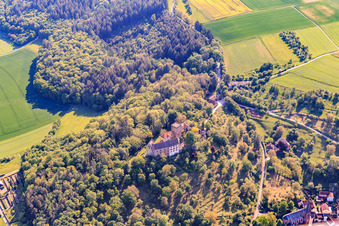 Vue d'oiseau de Château et parc du château Gamburg à le quartier Gamburg in Werbach dans le département Bade-Wurtemberg, Allemagne
