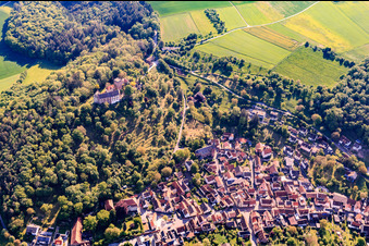Vue aérienne de Vue de la ville en contrebas du château Gamburg à le quartier Gamburg in Werbach dans le département Bade-Wurtemberg, Allemagne