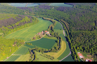 Vue aérienne de Quartier d'Eulschirben dans la charmante vallée de la Tauber depuis le sud-est à le quartier Gamburg in Werbach dans le département Bade-Wurtemberg, Allemagne