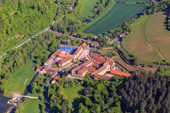 Vue aérienne de Hôtel Kloster Bronnbach avec jardin de l'abbaye, église abbatiale de l'Assomption de Marie et monastère des Missionnaires de la Sainte Famille Bronnbach depuis le sud à le quartier Bronnbach in Wertheim dans le département Bade-Wurtemberg, Allemagne