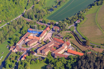 Vue aérienne de Hôtel Kloster Bronnbach avec jardin de l'abbaye, église abbatiale de l'Assomption de Marie et monastère des Missionnaires de la Sainte Famille Bronnbach depuis le sud à le quartier Bronnbach in Wertheim dans le département Bade-Wurtemberg, Allemagne