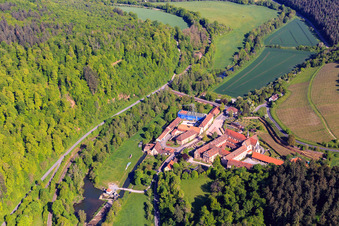 Photographie aérienne de Hôtel Kloster Bronnbach avec jardin de l'abbaye, église abbatiale de l'Assomption de Marie et monastère des Missionnaires de la Sainte Famille Bronnbach depuis le sud à le quartier Bronnbach in Wertheim dans le département Bade-Wurtemberg, Allemagne