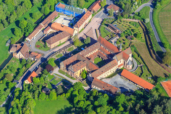 Vue oblique de Hôtel Kloster Bronnbach avec jardin de l'abbaye, église abbatiale de l'Assomption de Marie et monastère des Missionnaires de la Sainte Famille Bronnbach depuis le sud à le quartier Bronnbach in Wertheim dans le département Bade-Wurtemberg, Allemagne