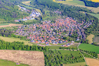 Vue aérienne de Vue du village dans le charmant Taubertal depuis le sud à le quartier Reicholzheim in Wertheim dans le département Bade-Wurtemberg, Allemagne
