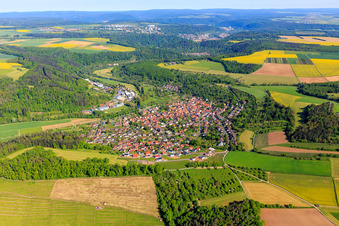 Vue aérienne de Vue du village dans le charmant Taubertal depuis le sud à le quartier Reicholzheim in Wertheim dans le département Bade-Wurtemberg, Allemagne