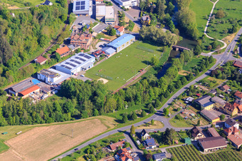 Vue aérienne de Terrain de sport Reicholzheim chez Dostmann electronic GmbH à le quartier Reicholzheim in Wertheim dans le département Bade-Wurtemberg, Allemagne