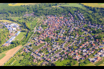 Photographie aérienne de Vue du village dans le charmant Taubertal depuis le sud à le quartier Reicholzheim in Wertheim dans le département Bade-Wurtemberg, Allemagne