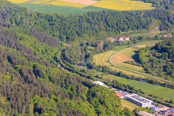 Vue aérienne de Camping Forelle au bord du Tauber entre Teilbacher Mühle et Rekuplast GmbH à le quartier Reicholzheim in Wertheim dans le département Bade-Wurtemberg, Allemagne