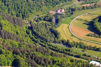 Vue aérienne de Camping Forelle au bord de la Tauber devant le moulin de Teilbach à le quartier Reicholzheim in Wertheim dans le département Bade-Wurtemberg, Allemagne